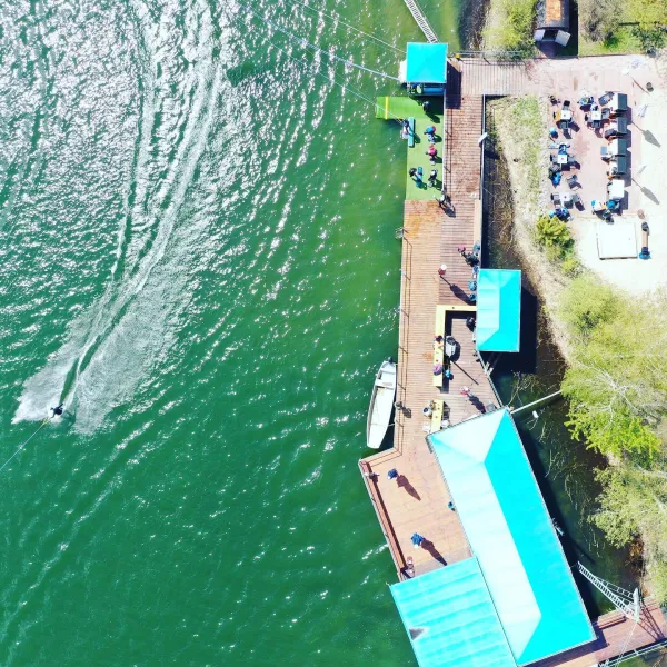 Aerial Dock-Bereich mit türkisem Wasser