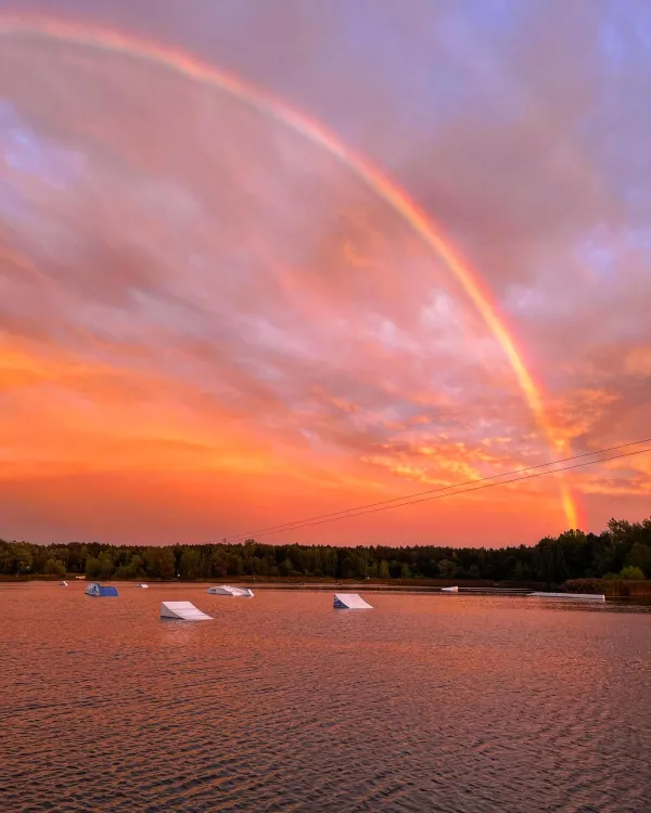 Regenbogen über dem Wakepark